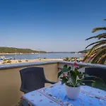By The Sea Apartment *